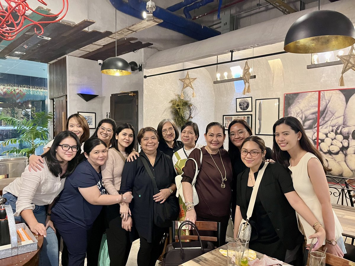 maryjhoanaaa's tweet photo. Palagi kong sinasabi na isa sa susi sa longevity ay yung kung paano pinahahalagahan ng artista ang kanyang fans. Look at Inay Maricel Soriano, she still finds time to bond with the admin of her fansclub. No agenda, just pure bonding &amp; chichi. We love you. Salamat po sa oras. 🥰 https://t.co/dTWhB8KwNV