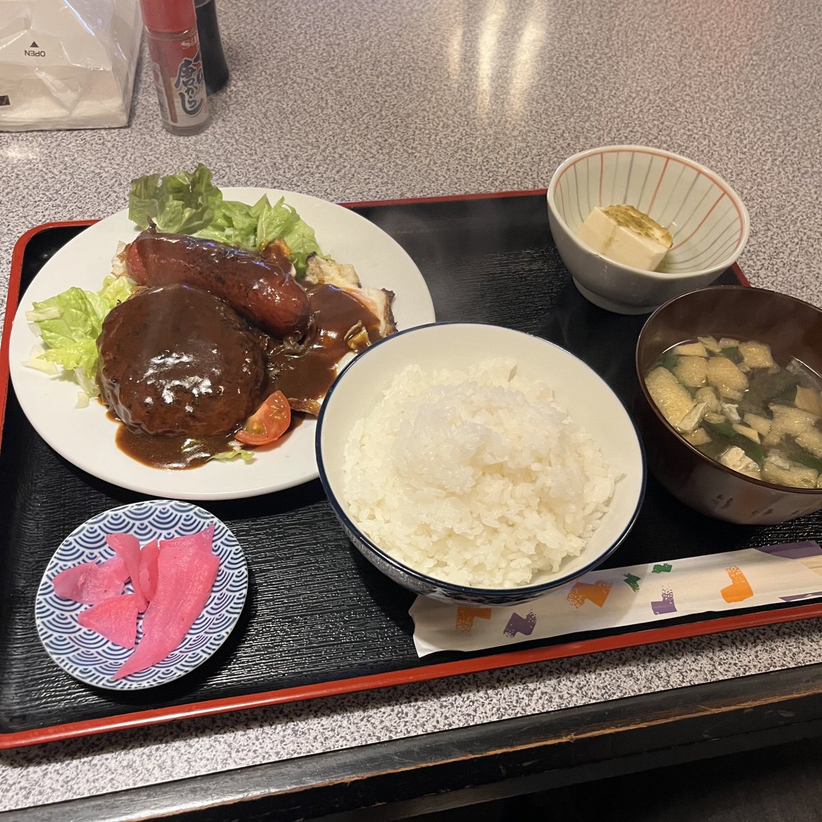 Popu0803's tweet photo. 今年はこっちのアカウントもちゃんと更新しないとなぁと
まずは所沢駅すぐ近くの『高ふじ』
ハンバーグとフランクのデミソース定食（目玉焼きも付いてた）
ご飯は普通盛りでそこそこあるので大盛りにしなくてもちょうど良い
ハンバーグは詰まってる系
デミソースは濃いめ？かな
お味噌汁が美味しかった https://t.co/zZLjJlL4wB