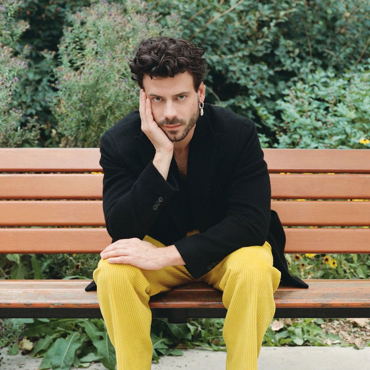 BuzzingPop's tweet image. François Arnaud reveals he’s been invited to NHL games following the success of ‘Heated Rivalry’.