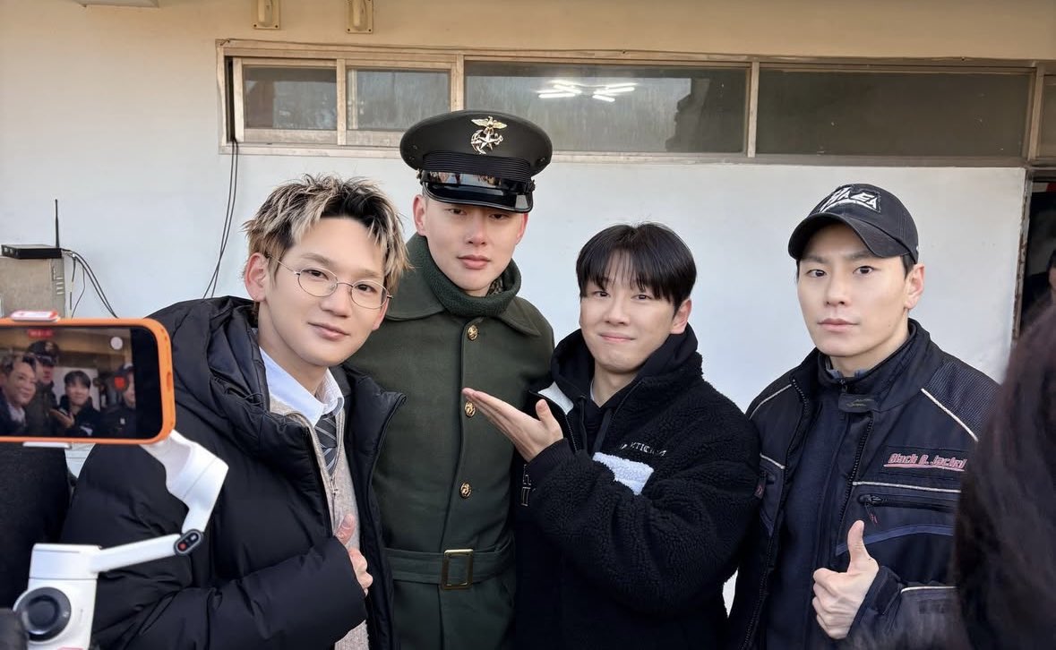 jbj_101's tweet photo. #JBJまとめ
①ビニの入隊にJBJが集結😭最初ノテ兄だけしか見つけられず、4人を発見して万歳三唱した！年末1番嬉しかった🙌
②推しの初頭の企画はお悩み相談！諦めていた韓服姿が拝めてありがたや🙏
③Wei日本でリリイベ、ジュンソもおらんし3人で活動か…ファイティン💪
ノテ兄が撮った？良い笑顔😭 https://t.co/mysExhtwFI