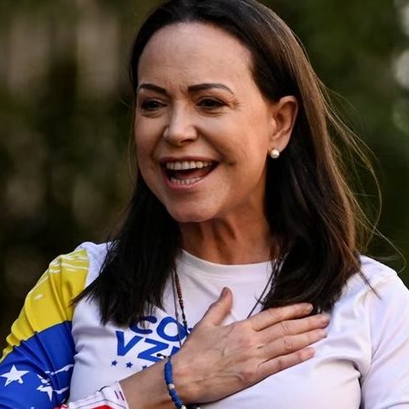 gisbert_ruben's tweet image. Para los que todavía no se han enterado de qué va la pelicula...

EEUU quiere expulsar a China de Venezuela y controlar todos sus recursos estratégicos y energéticos.

¿De estos cuatro sujetos quién controla el Estado Venezolano? ¿Quién dirige el ejército, la policía y la…