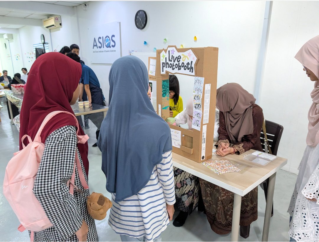 ikanez's tweet image. Didn't know it was a trend. No wonder my kid did the same booth at her school.