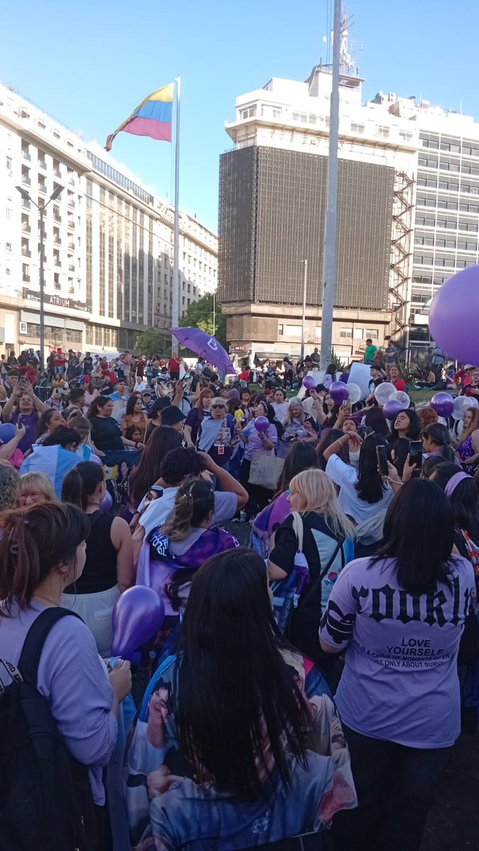 Proyecto_Morado's tweet photo. Esto es un llamado para es hora de que el fandom de Argentina brille y todas juntxs pidamos por BTS en Argentina ! Queremos a BTS en Argentina @todonoticias @olgaenvivo @dfallaccess #proyectomoradoarg #btstourarg https://t.co/q7u8Qd2s0X