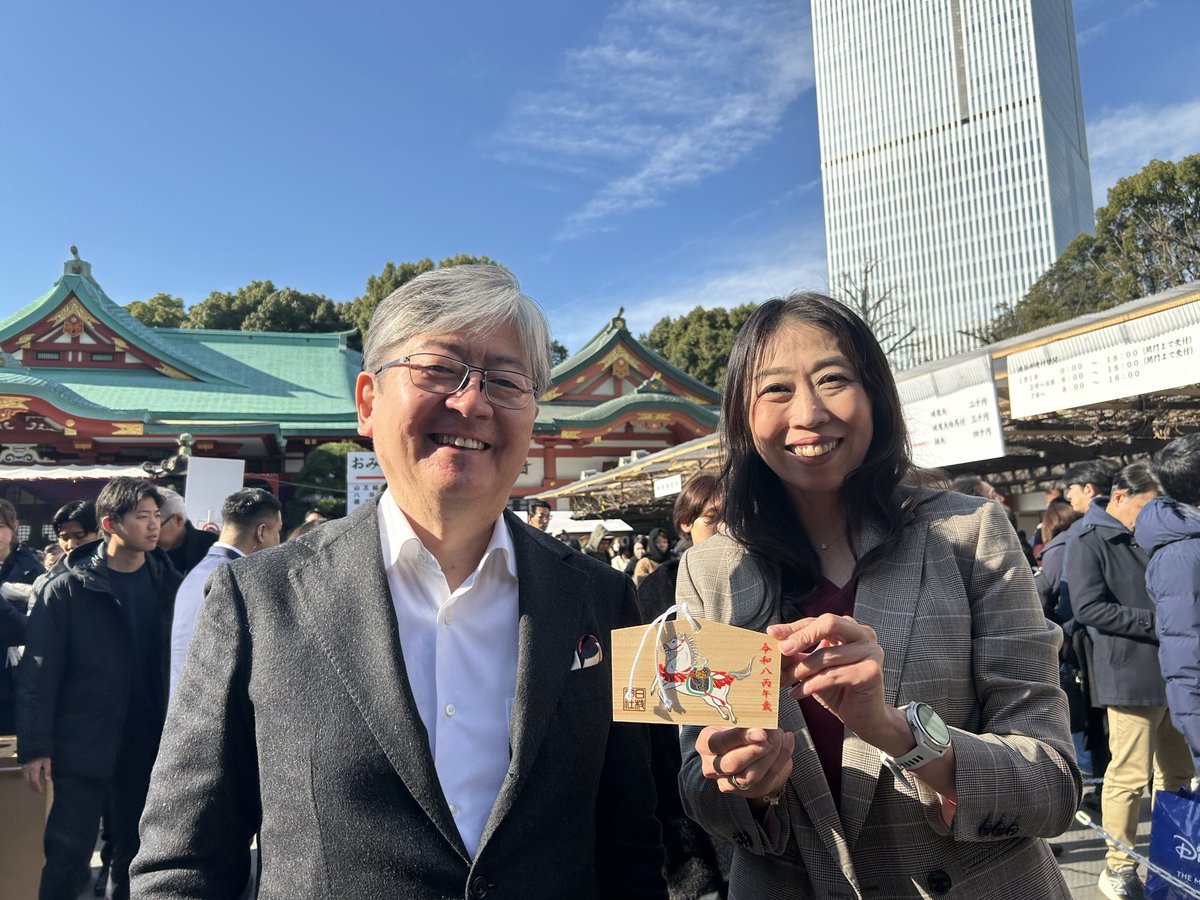 新年のご挨拶】 2026年は #丙午（ひのえうま）の年🐎 強い意志で、止まらない、全力前進！ マネックスグループは今年も新しいことに果敢にチャレンジします。  お客様・社員全員が“駆け抜ける一年”になるよう祈念しました✨ @okimatsumoto @YSeimei