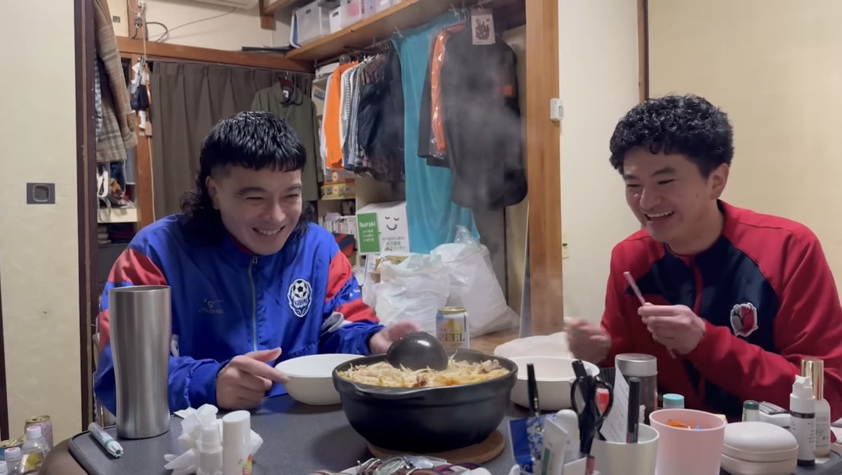 Forever_Ruby_'s tweet photo. 益々荘と無限家の台所環境の違いが話題だけど、食卓も全く違うな
益々荘には無駄なものが一切置かれてないしちゃんと食器とお箸があるのに対し無限家は紙皿に割り箸だしハサミとかナザールとか置いてある😂
それぞれの家にそれぞれの良さがある https://t.co/wrRWPdhPby