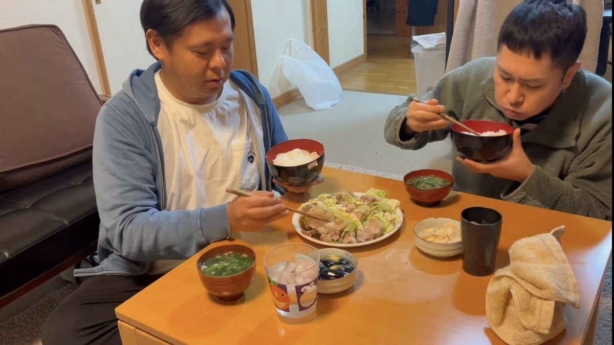 Forever_Ruby_'s tweet photo. 益々荘と無限家の台所環境の違いが話題だけど、食卓も全く違うな
益々荘には無駄なものが一切置かれてないしちゃんと食器とお箸があるのに対し無限家は紙皿に割り箸だしハサミとかナザールとか置いてある😂
それぞれの家にそれぞれの良さがある https://t.co/wrRWPdhPby