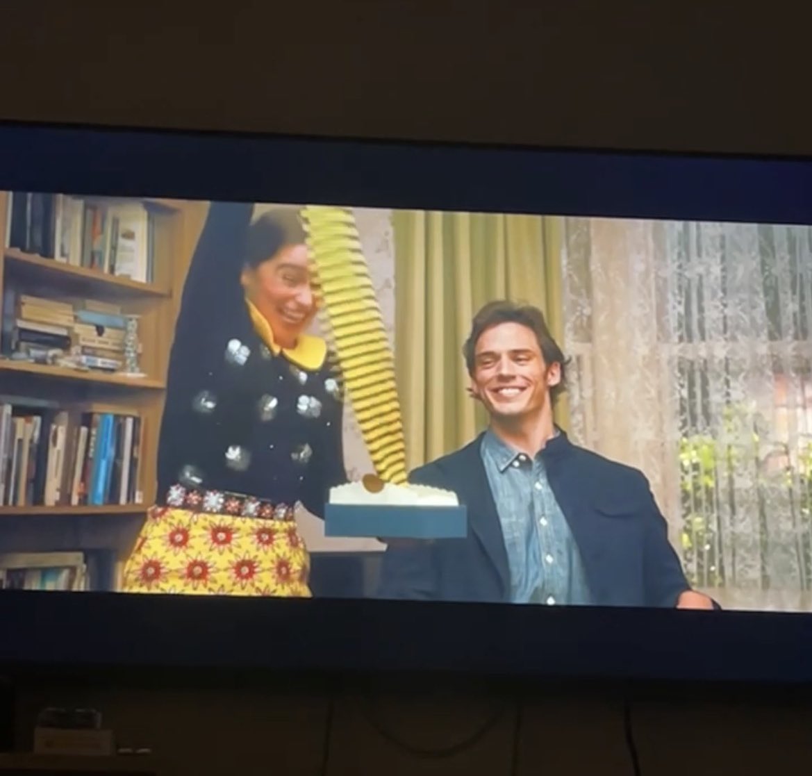 Vale_Torres_99's tweet photo. Esta escena me recordó que el amor no grita, se manifiesta en lo pequeño, en un gesto que reconoce tu alegría, tu luz y te dice: eres suficiente tal como eres ✨🤍 https://t.co/bYSCRpfQyZ