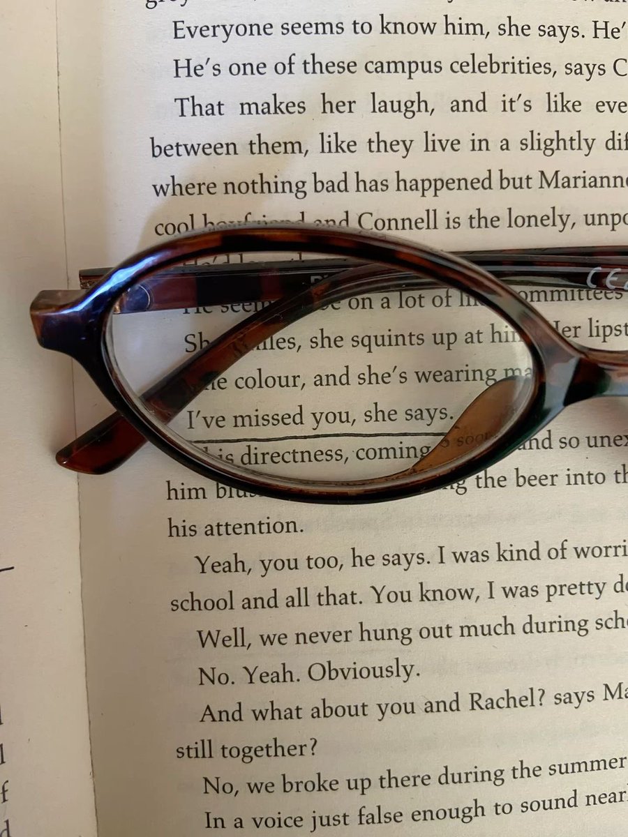 sahrhx's tweet photo. pessoas normais ; sally rooney
          ★★★☆☆

“ — Não sei por que não consigo fazer as pessoas me amarem. Eu acho que houve alguma coisa errada comigo quando nasci.” https://t.co/65gEV7dqTK