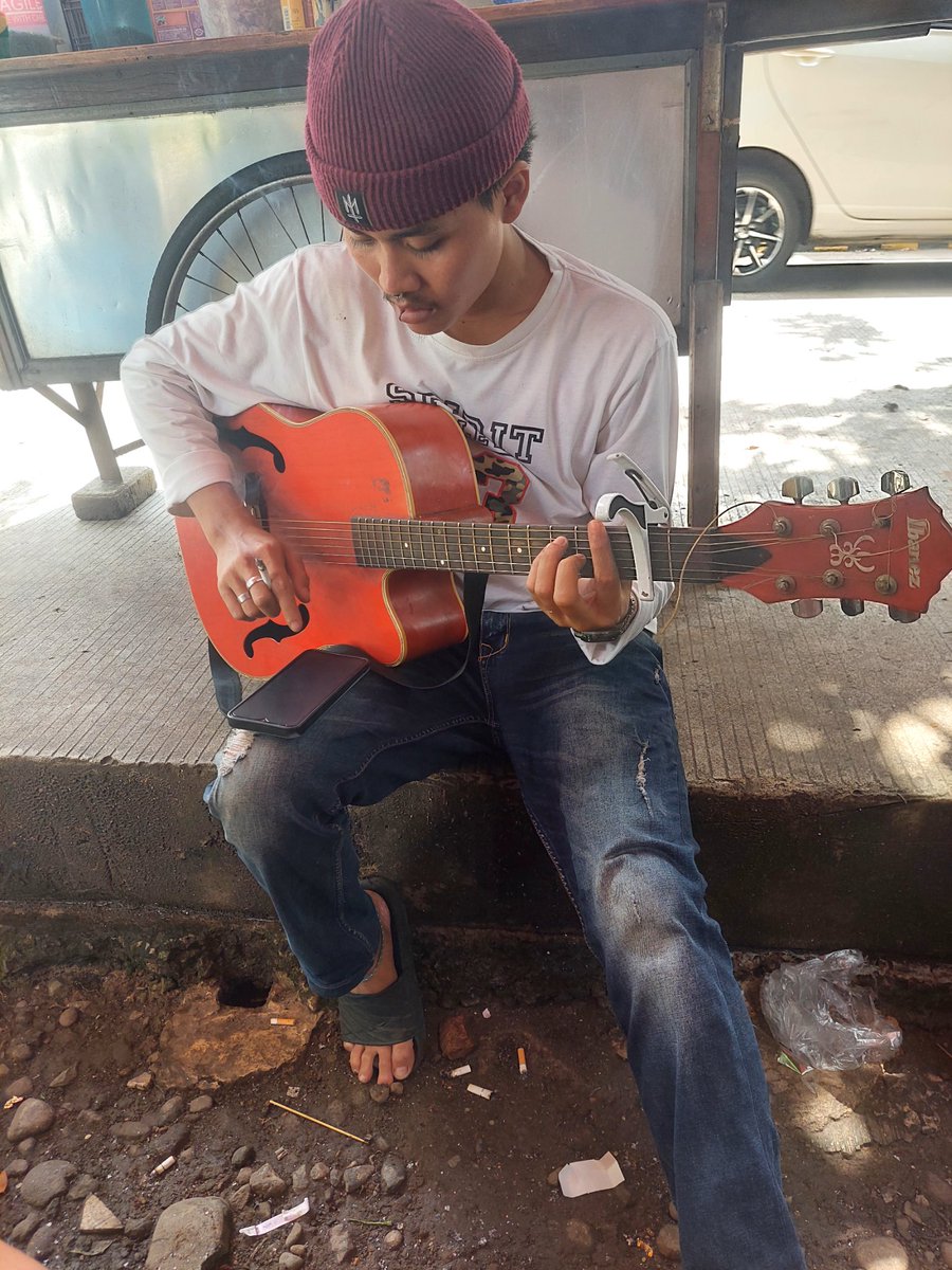 reddimas's tweet photo. @grok ubah orang di foto ini jadi satria bergitar naik babi bajunya jadi seperti tarzan https://t.co/H2a0q3ZwZM