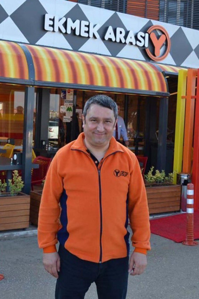 Köfteci Yusuf kurulduğu günden bugüne çizgisini bozmadı.. geçmiş yıllarda adama yapılmayan kalmadı.. iftira atıldı batırmak istediler bizim gibi duyarlı vatansever halk sahip çıktı.
Bedriyi görünce anlamıştır iftiraya ortak olanlar umarım.<a href="/kofteciyusuftr/">Köfteci Yusuf</a>  candır halktan yanadır