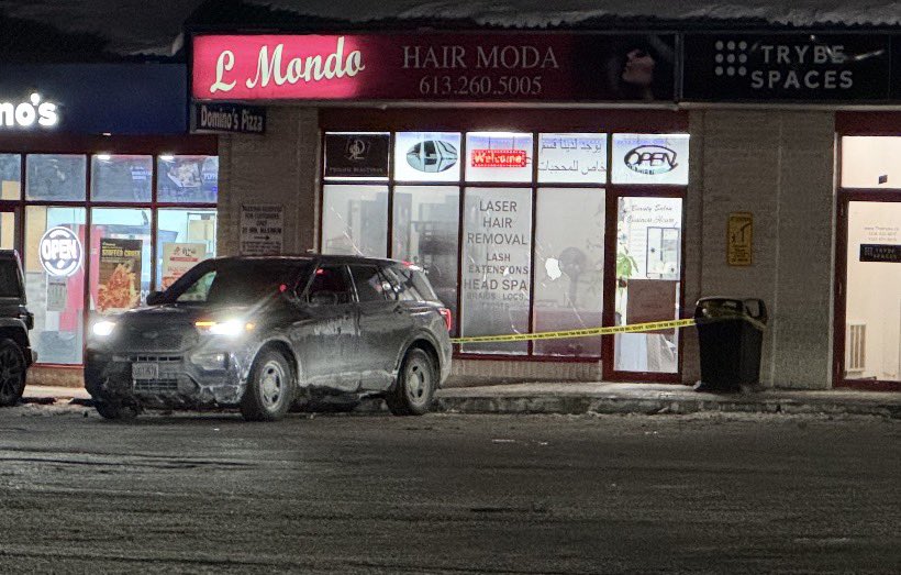 media343's tweet photo. @OttawaPolice are on scene of a reported shots fired incident in the 1800 block of Bank St near Heron Rd.

No injuries have been reported at this time,

More details to come and will be published on the @onscenephoto_ pages. https://t.co/oVw9PVGdv4