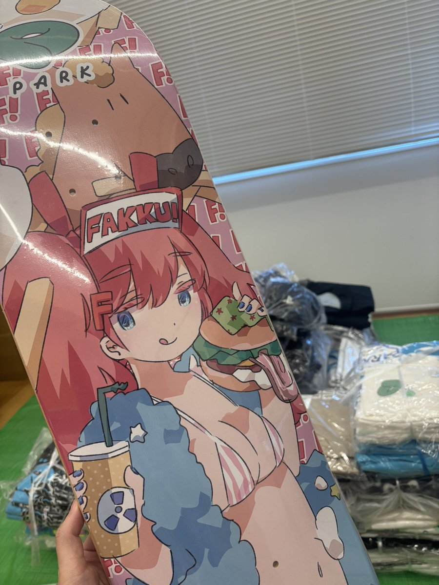 PARK_HARAJUKU's tweet image. 1/4~PARK通常営業しております！今日は14:00~19:00営業です‼️

今ならたなか麦絵のスケボーもお買い得にゲットできちゃいます✊

Amazonなどでスケボー用のスツール脚¥3~4,000くらいで売ってるので、スケボーで遊ばない人もインテリアとして飾って楽しめます！椅子にしても棚にしても壁にかけても🙆‍♀️