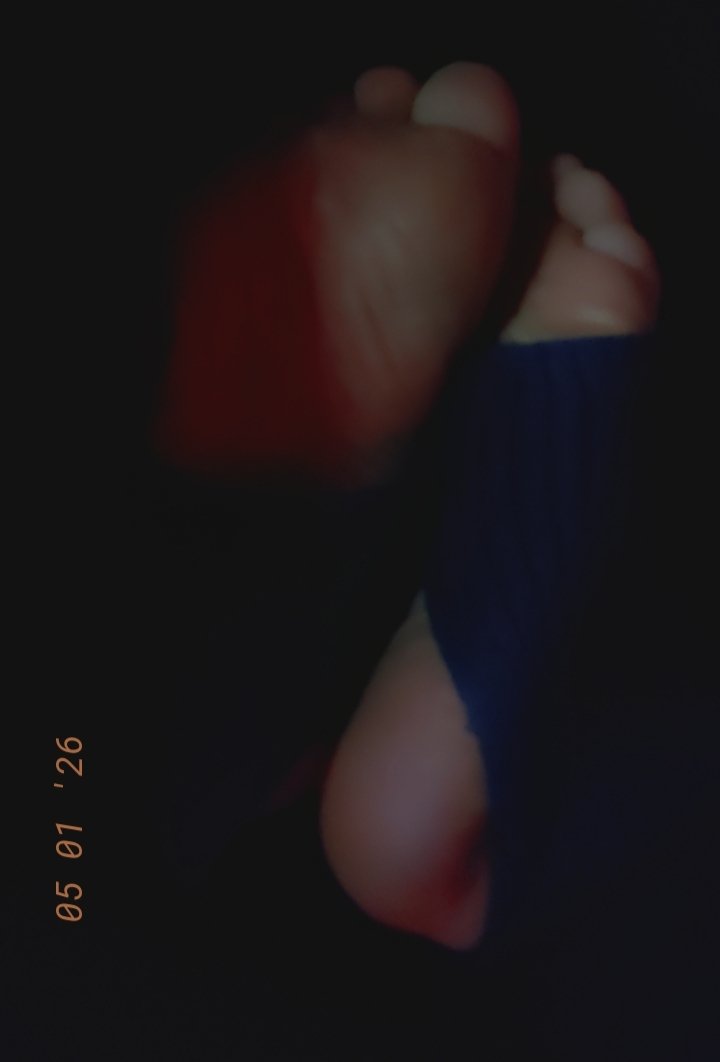 dead_Stazy's tweet image. late night pics. just trying to be comfy while it's cold...
caress and worship my feet bitch