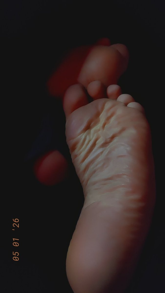 dead_Stazy's tweet image. late night pics. just trying to be comfy while it's cold...
caress and worship my feet bitch