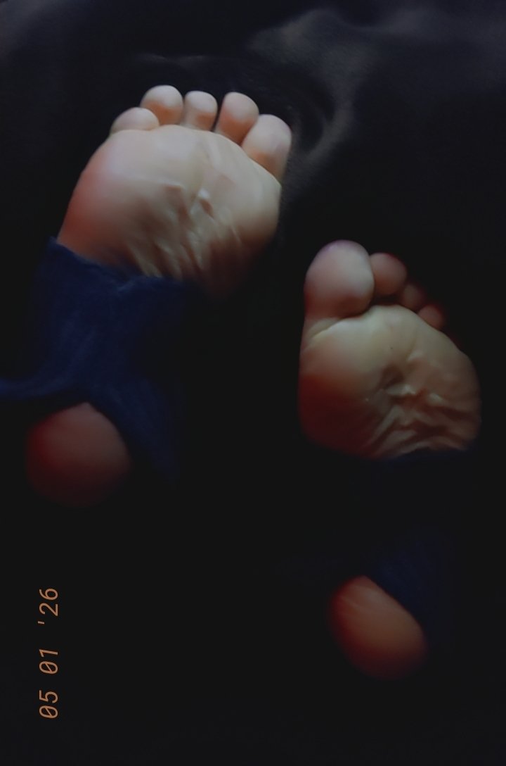 dead_Stazy's tweet image. late night pics. just trying to be comfy while it's cold...
caress and worship my feet bitch