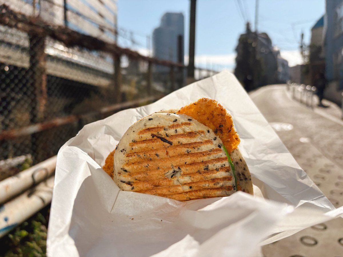 アンティコのサンドイッチ好き好き。トーストしてもらってカリッとしたやつを頬張ってる。いつもはスピナッチにするんだけど、今日はカジキマグロのフライにした。オーロラソースがきいてて美味い！