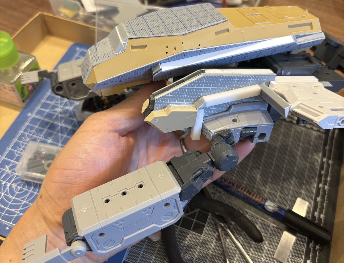 #フロントミッション
#大型機動兵器
TCK改良型　作成記
ホバータンク脚部の土台としてヘキサギアのパーツを活用。このままだと短いので、全面をプラ板で囲って延長、大型化をする。
今回も雰囲気が出ればいいかなという感じで作成していこうと思う。