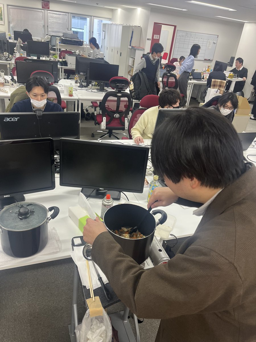 YAZ__PR's tweet photo. 新年明けましておめでとうございます🎍
毎年、弊社は「ご当地ランチ会」を開催し、ご飯に合う郷土のおかずを持ち寄ります！

今年は、オフィスで豚汁を作ってくれたエンジニアもいました！美味しかったです✨
周りで待機しているメンバーの笑顔にご注目☺️(まるで炊き出し？！笑)

#炊き出しエンジニア https://t.co/z9wR18ClGn