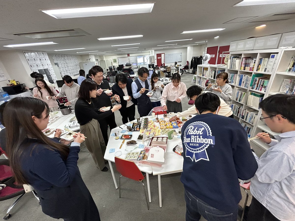 YAZ__PR's tweet photo. 新年明けましておめでとうございます🎍
毎年、弊社は「ご当地ランチ会」を開催し、ご飯に合う郷土のおかずを持ち寄ります！

今年は、オフィスで豚汁を作ってくれたエンジニアもいました！美味しかったです✨
周りで待機しているメンバーの笑顔にご注目☺️(まるで炊き出し？！笑)

#炊き出しエンジニア https://t.co/z9wR18ClGn
