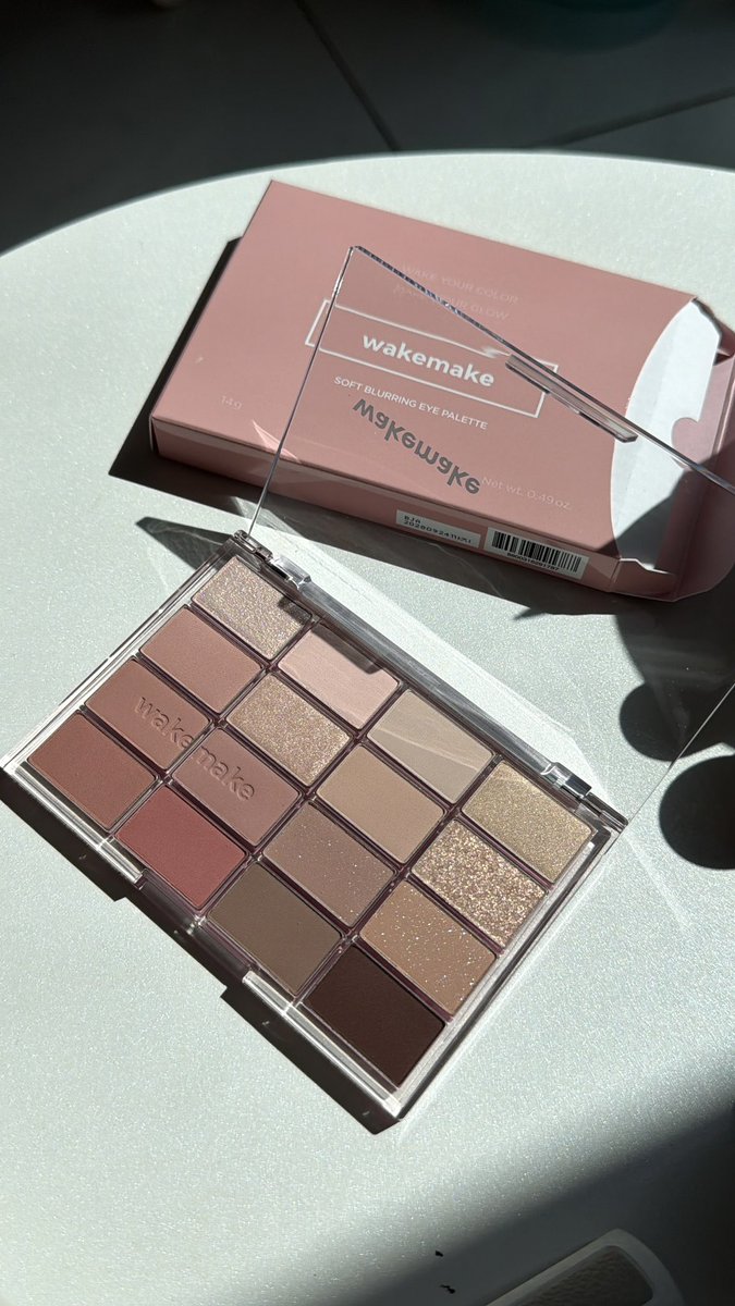 ถ้าอันเดียวจบ เอาอยู่ทุกลุค อยากแนะนำให้ลอง ของ wakemake คับ แบรนด์นี้ทำสีสวย แล้วพิกเม้นต์ดีมาก นุ่มเบลนด์ง่าย อันนี้เอฟสีใหม่มาเลย โทนชทพู พีช น้ำตาล สวยมากกกก