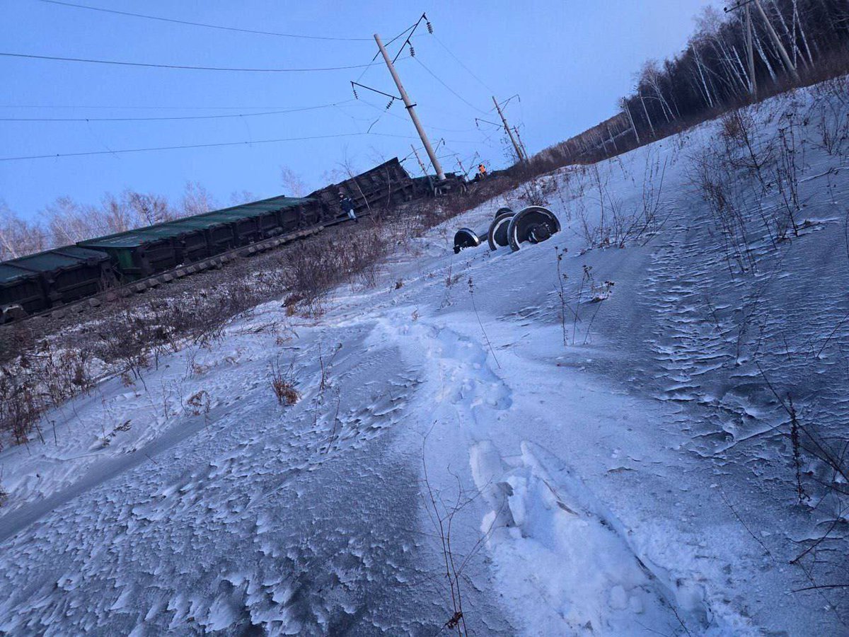 Сегодня украинские партизаны на железнодорожном участке Гудачи-Гонжа в Амурской области пустили под откос 35 вагонов с углем, движение в обоих направлениях приостановлено.