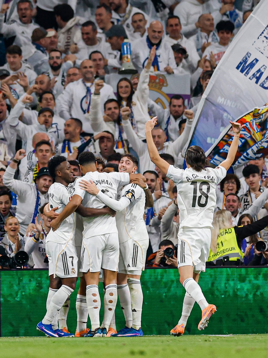 🏟️🙌🗣️🏳️