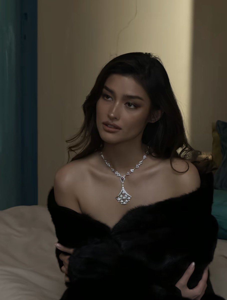 she knows how hot she is