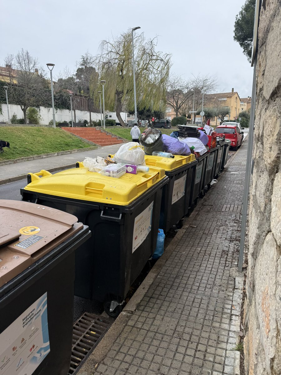 canalignasi's tweet photo. @ajviladecavalls els contenidors de la Masia de Can Turu durant aquestes festes han estat plens molts dies. La gent no pot tirar escombraries on tocaria i és un cau de merda i problemes. Ja que paguem impostos, podeu gestionar-ho com toca? #reciclatge #viladecavalls #brossa https://t.co/4u0AXupwFb