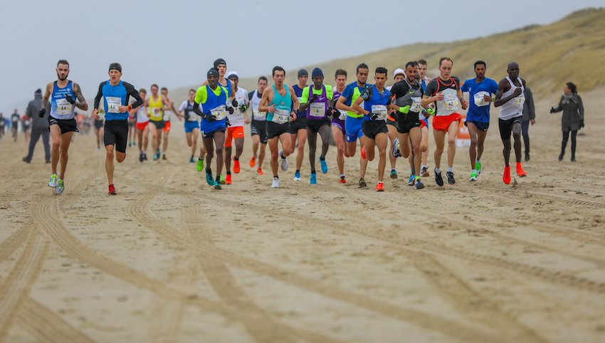 De Egmond Halve Marathon kent op zondag 11 januari een sterk bezet mannen en vrouwenveld . Bij de mannen oa Samuel Barata ,Koen Naert en Filmon Tesfu. Bij de dames zijn Rose Chelimo en Adawork Aberta en Nienke Brinkman aangekondigd. 
hardloopnieuws.nl/titelverdedige… #hardloopnieuws