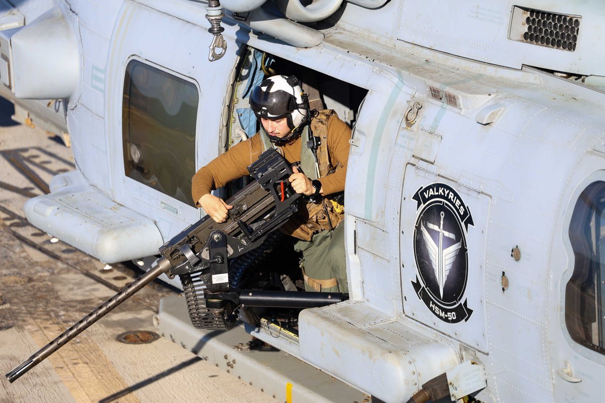 Roberto_yeager's tweet photo. Lo que darรญa por ponerme un ratito detrรกs de esa calibre 50๐
Un #Sikorsky MH-60R #Seahawk sobre el #DDG116 #USSThomasHudner, de la Clase #Burke, en el #Caribe (#USNavy photo by PO2 Alyssa Sperle) #MH60R https://t.co/OLWgrkFqnT