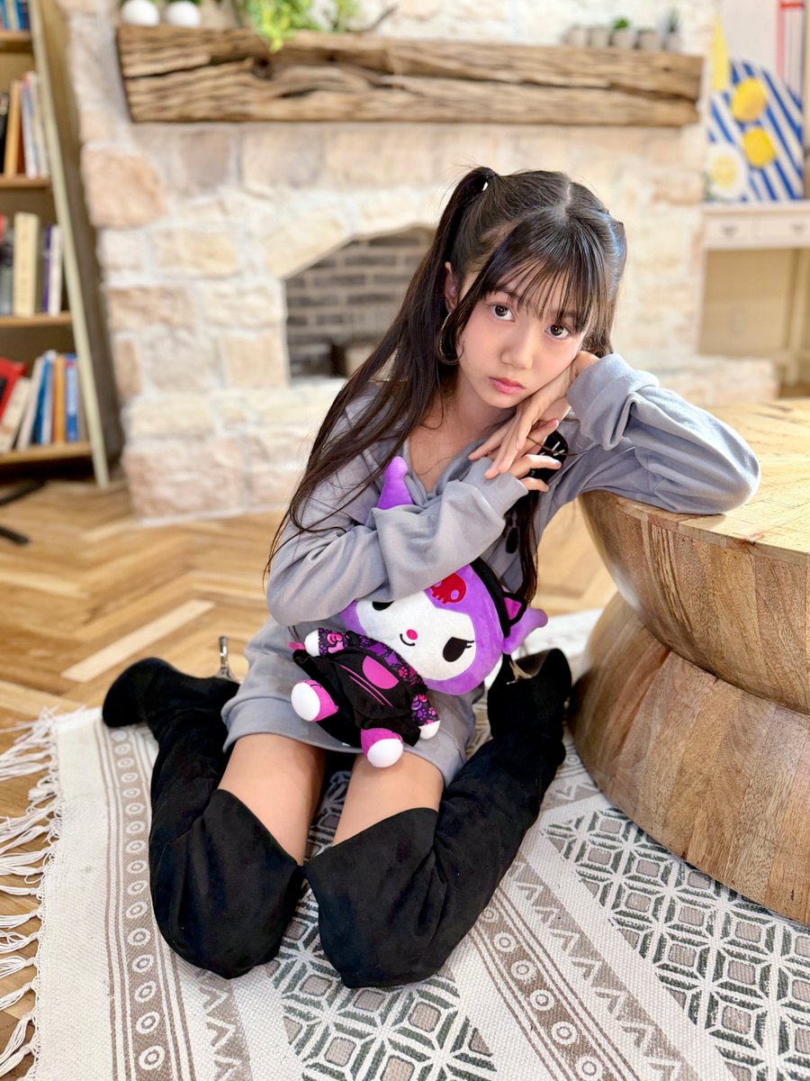 テーブルに寄りかかるポーズもいいですね ここみんかわいいです！ 2025