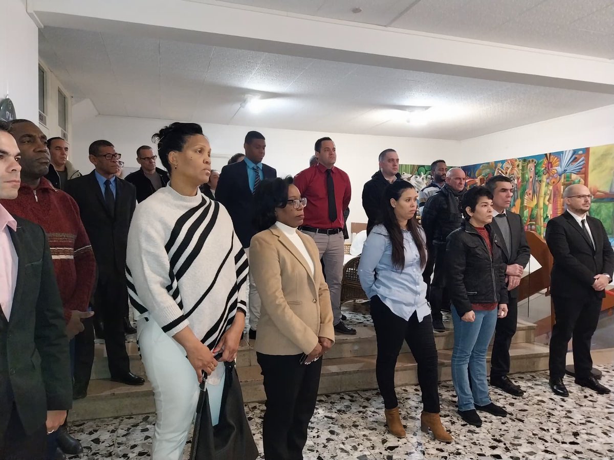 EmbaCubaFrancia's tweet image. 🖤Auj. @EmbaCubaFrancia  a rendu un hommage émouvant aux 32 combattants cubains tombés lors de l'attaque criminelle des USA au #Venezuela

Nous partageons la profonde douleur des familles- compagnons et exprimons nos plus sincères condoléances en cette heure triste de la Patrie🇨🇺