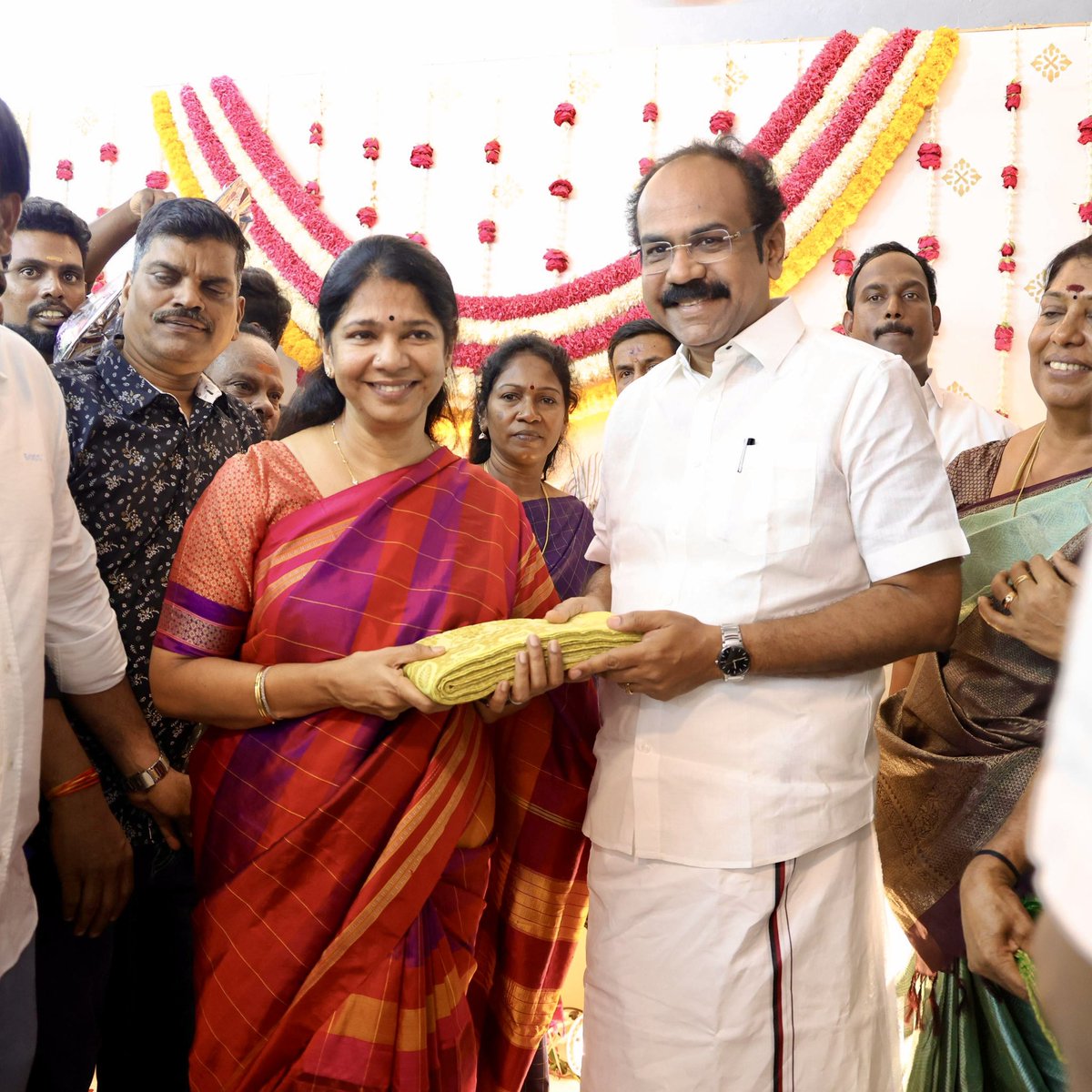 TThenarasu's tweet photo. கழக துணை பொதுச்செயலாளர் திருமிகு. கனிமொழி கருணாநிதி அவர்களின் பிறந்தநாளை முன்னிட்டு, நேரில் சந்தித்து வாழ்த்துத் தெரிவித்த போது.

@KanimozhiDMK https://t.co/C1f7e2wXZJ