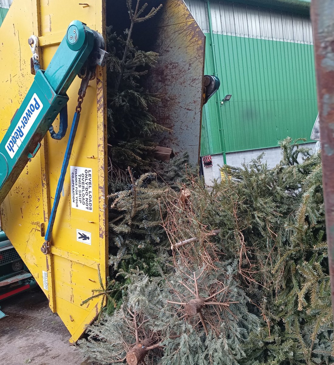 hackneycouncil's tweet image. Remember, your Christmas tree can be shredded and turned into compost 

Recycle your Christmas tree by:
🎄 Having it collected through our garden waste or bulky waste collection services 
🎄 Dropping it off at one of our collection points

More info: orlo.uk/OxSuQ