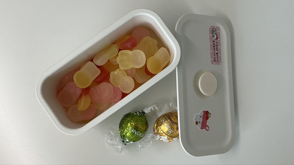 도서관 우수회원(아님)의 명예를 걸고 연체 직전에 반납을 완수하고 오다... 딸기랑 젤리도 삼🍓