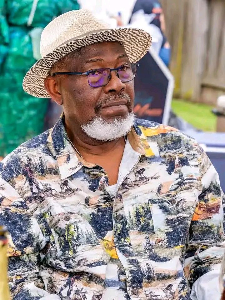 Les stars de Nollywood Dakore et Timini Egbuson perdent leur père Les frères et sœurs de Nollywood, Timini Egbuson et Dakore Egbuson-Akande, pleurent le décès de leur père, Samuel Egbuson, a annoncé dimanche l'acteur via son Instagram officiel.