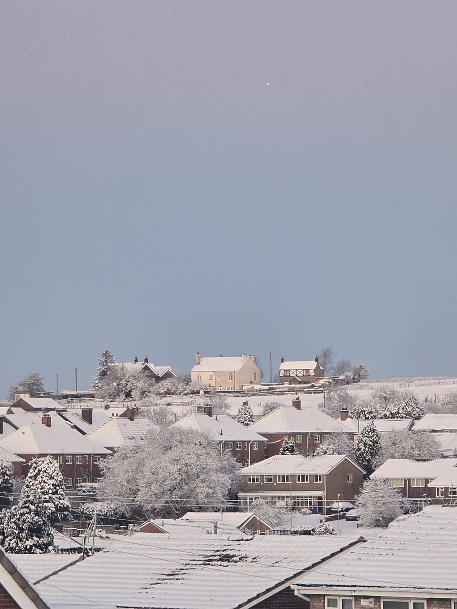 Incredible morning. First proper snowfall of 2026 ❄️❄️❄️

#winter #snow #snowfall #uk #enchanting #beautiful #viewfromhome