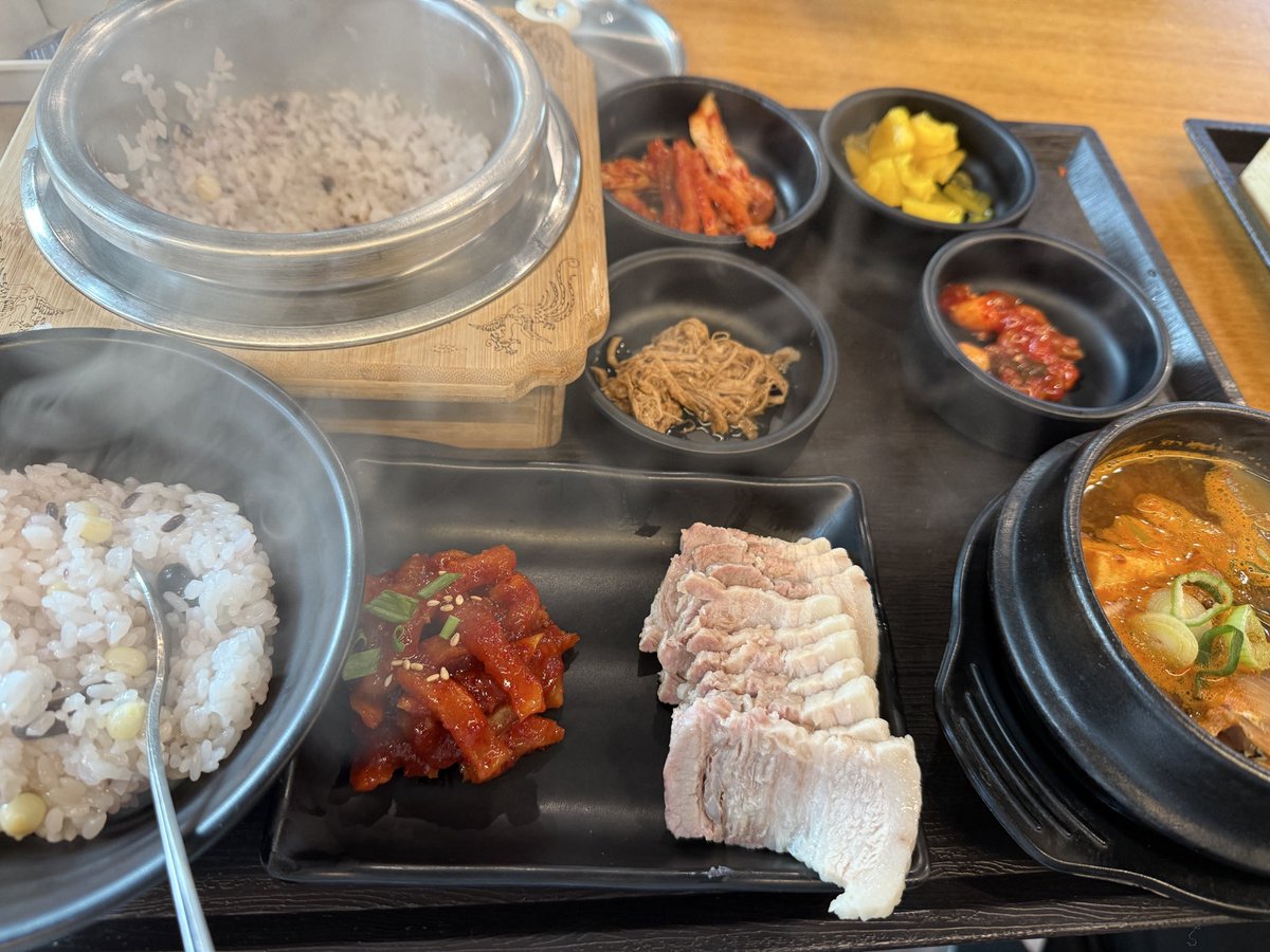 #보쌈정식 #한식 #원할머니보쌈

푸짐하고 좋음👍