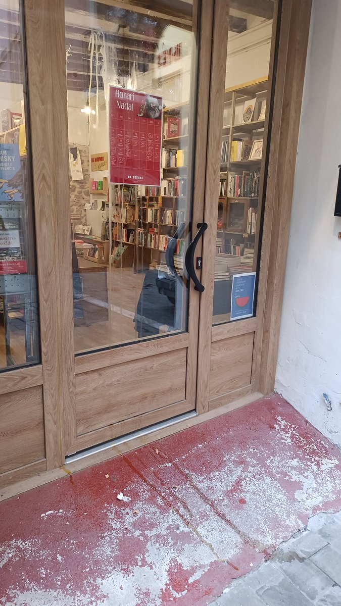 El Refugi, Llibreria crítica tweet media