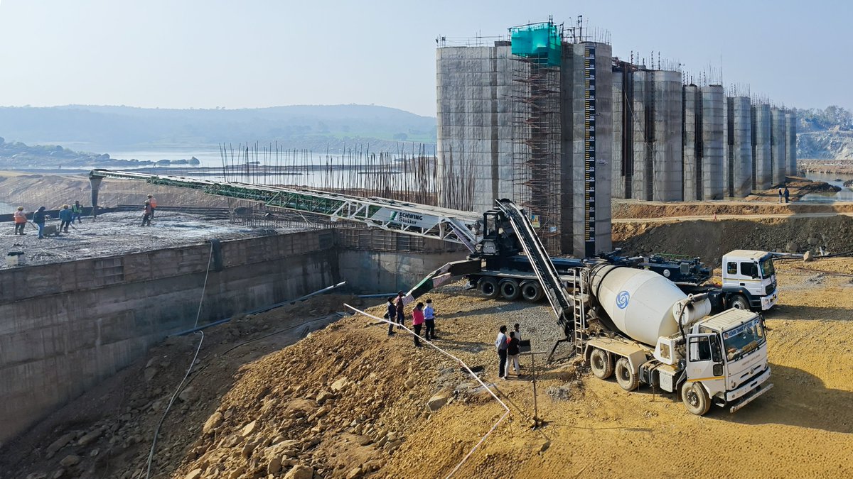 SchwingIndia's tweet photo. At the Chinki Dam project under Narmada Valley Development Authority @nvdamp, the SCHWING #LoopBelt LB40 is quietly keeping concrete moving where continuity matters most.
Supplied to RVR Projects, the LB40 is supporting large-volume concreting works with uniform distribution and minimal segregation, ensuring consistency across every pour.
Designed for long reaches and uninterrupted flow, it proves its strength on a project where precision and scale must work together.
This is how smart material placement supports critical irrigation and power infrastructure.
Cementing India’s Tomorrow.
.
@DoWRRDGR_MoJS @NITIAayog @nitin_gadkari @PiyushGoyal @MinOfPower @Sahilinfra2 @AshwiniVaishnaw @cvkrishnan @rsliveIndia @cbdhage @SakthikumarVG @sssaaagar @marinebharat @ViksitBharat