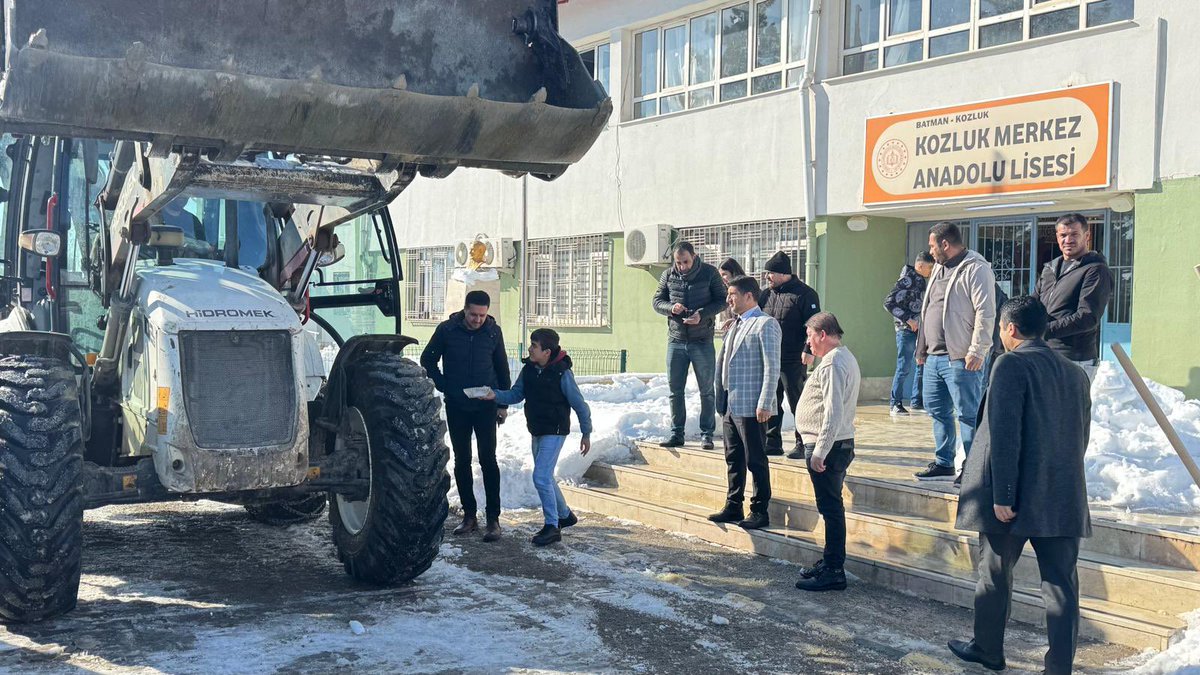 İlçe Milli Eğitim Müdürümüz Mahmut IŞIK, ilçemizde etkisini gösteren yoğun kar yağışı sürecinde yürütülen karla mücadele çalışmaları ile eğitim-öğretimin aksamadan sürdürülmesine yönelik uygulamaları yerinde görmek amacıyla Kozluk Merkez Anadolu Lisesi’ni ziyaret etti.