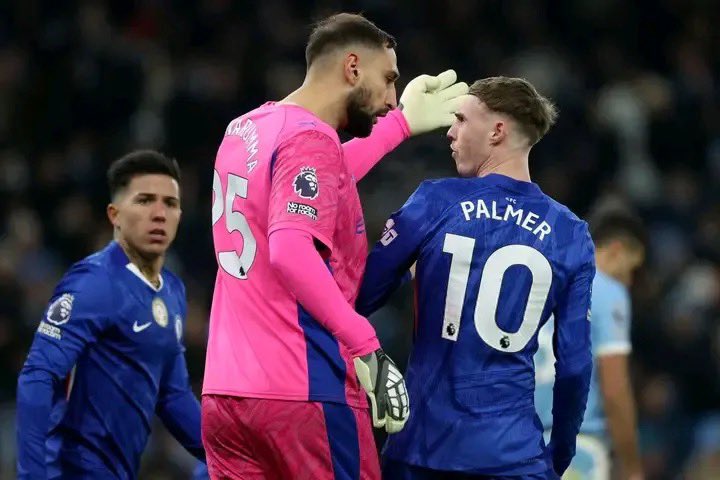 Oyinlola_cfc's tweet image. Man City’s keeper getting into a little fight with Cole Palmer… 

Could it be he still hasn’t healed from the two goals Palmer dropped on him in the Club World Cup final? 

Some memories really do last forever…😂