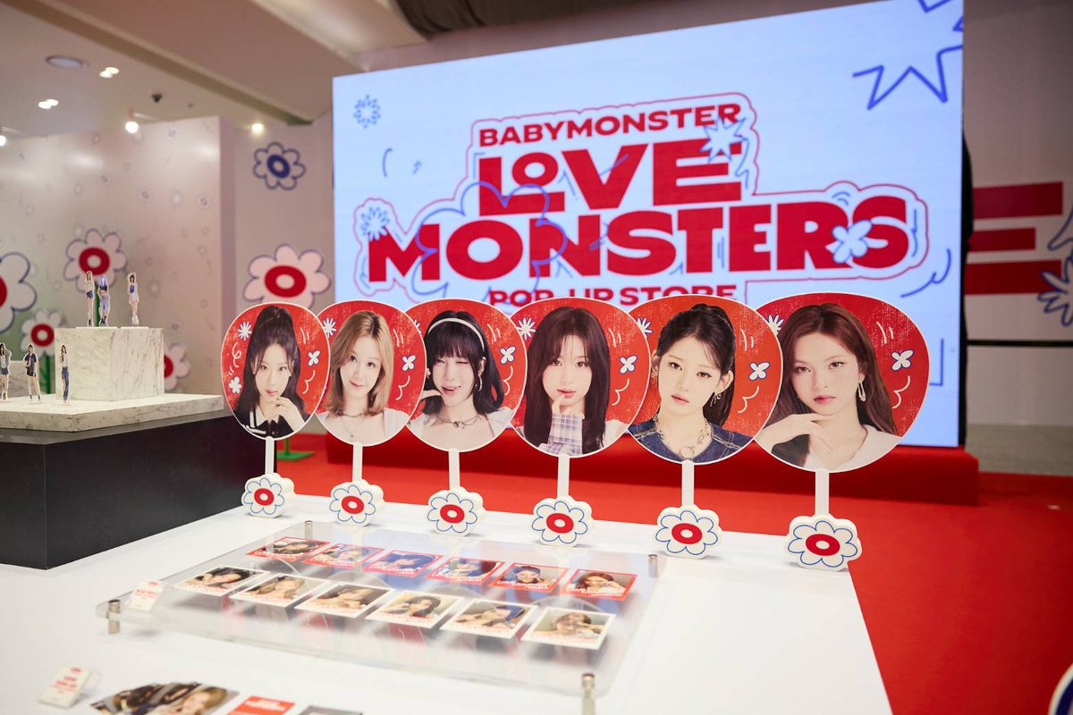RainbowNewsent's tweet image. “LOVE MONSTERS POP-UP STORE" ครั้งแรกในไทย ชวนเหล่า MONSTIEZ มาเพลินกับบรรยากาศ และเตรียมไปสนุกใน BABYMONSTER “LOVE MONSTERS” ASIA FAN CONCERT 2025 IN BANGKOK กับคอลเลกชันพิเศษและสินค้าสุดเอ็กซ์คลูซีฟที่ยกขบวนมาให้เลือกแบบจัดเต็ม ที่ ไอคอนสยาม

#BABYMONSTER #LOVE_MONSTERS 

YG