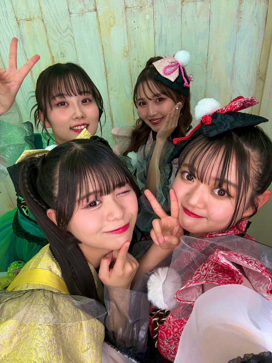 【 #りんご娘はるか夢スタジアム10000人ライブ 】 まで 131日!!

今日は撮影オフショ載せます💛
みんな美しいでしょ💕？
最近はありがたいことに県内のたくさんの場所にスタジアムライブのポスターが⚾️
ご協力ありがとうございます🥹

◤ #みんなと叶えるドリームツアー ◢
まであと12日!!

 #りんご娘