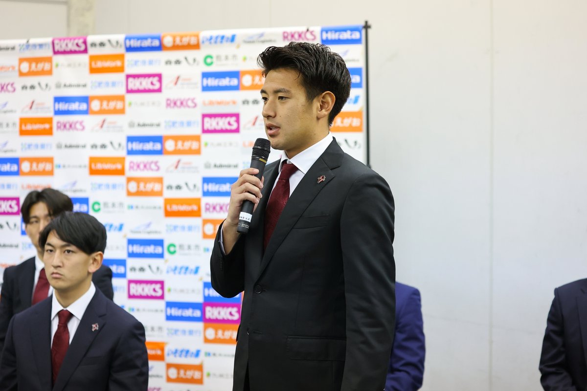 roassoofficial's tweet photo. 明日のチーム始動を前に本日1/5（月）えがお健康スタジアムで、片野坂監督や新加入選手が出席し、記者会見を行いました。
今シーズン加入する11選手はロアッソ熊本でのプレーや意気込みなどを語りました。
明日1/6からチームが始動します！
皆様のご声援をよろしくお願いいたします！
#ロアッソ熊本 
#2026始動