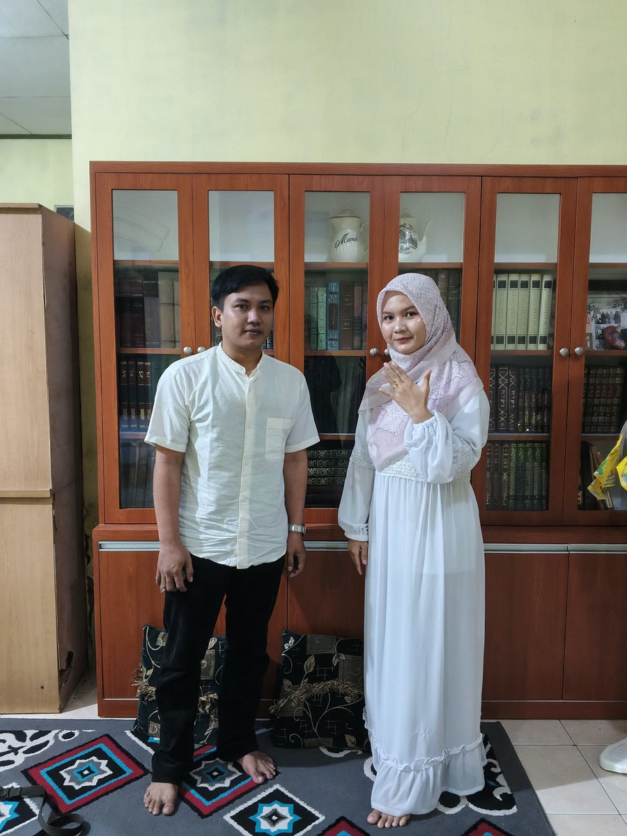 Imortedzio06's tweet photo. Hey @grok ubah thema ruangan ini dengan dekor acara pertunangan, dan diekatkan posisi 2 orang ini lalu pertahankan wajah sama persis https://t.co/Av0XPjAL9i