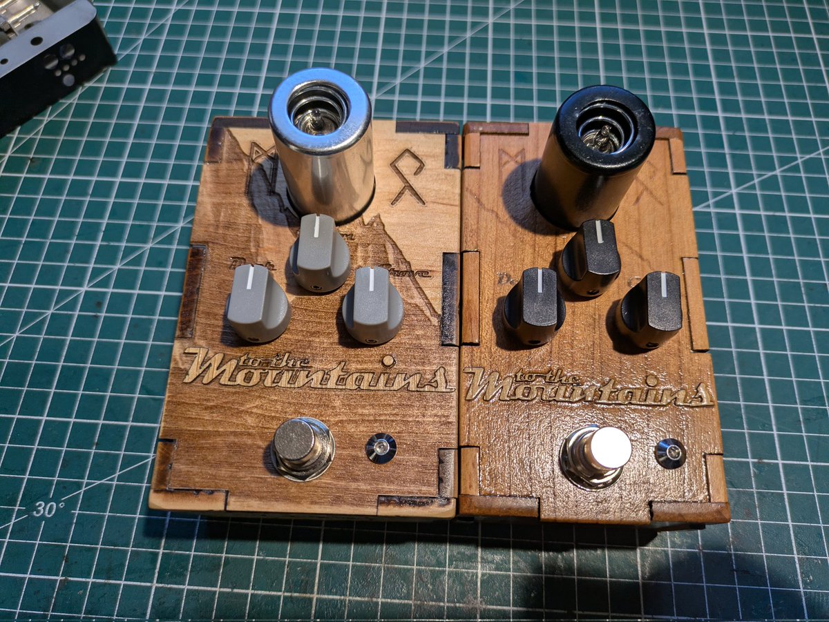 Octopus_Effect's tweet image. Nouveau format de boîtier, toujours en bois massif, toujours prêt à encaisser des coups de pieds...
#reverb #pedalfx #guitars #wood #pedalboard
