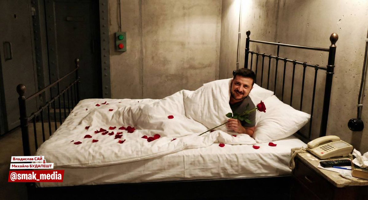 ⚡️Буданов опублікував фото з бойового хрещення в голови ОП у президентському бункері

«Я спочатку довго опирався і просив окрему койку, але президент сказав, що у них з минулим головою було так заведено. Перша ніч в спільному ліжку пройшла нормально, щоправда він деколи хропів,