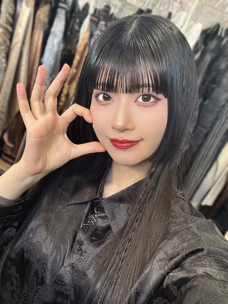 🖤お知らせ📢

この度、KINGLY MASKさんにて一日店長イベントをさせていただくことになりました😳✨

3/7(土)、11:30から14:30の間です🌟
購入金額によるくじ引きも！！
コラボアイテムも展開させていただけるとのことでワクワクです🥳

ぜひ真宮店長に逢いに来てください❗️
よろしくお願いします✨