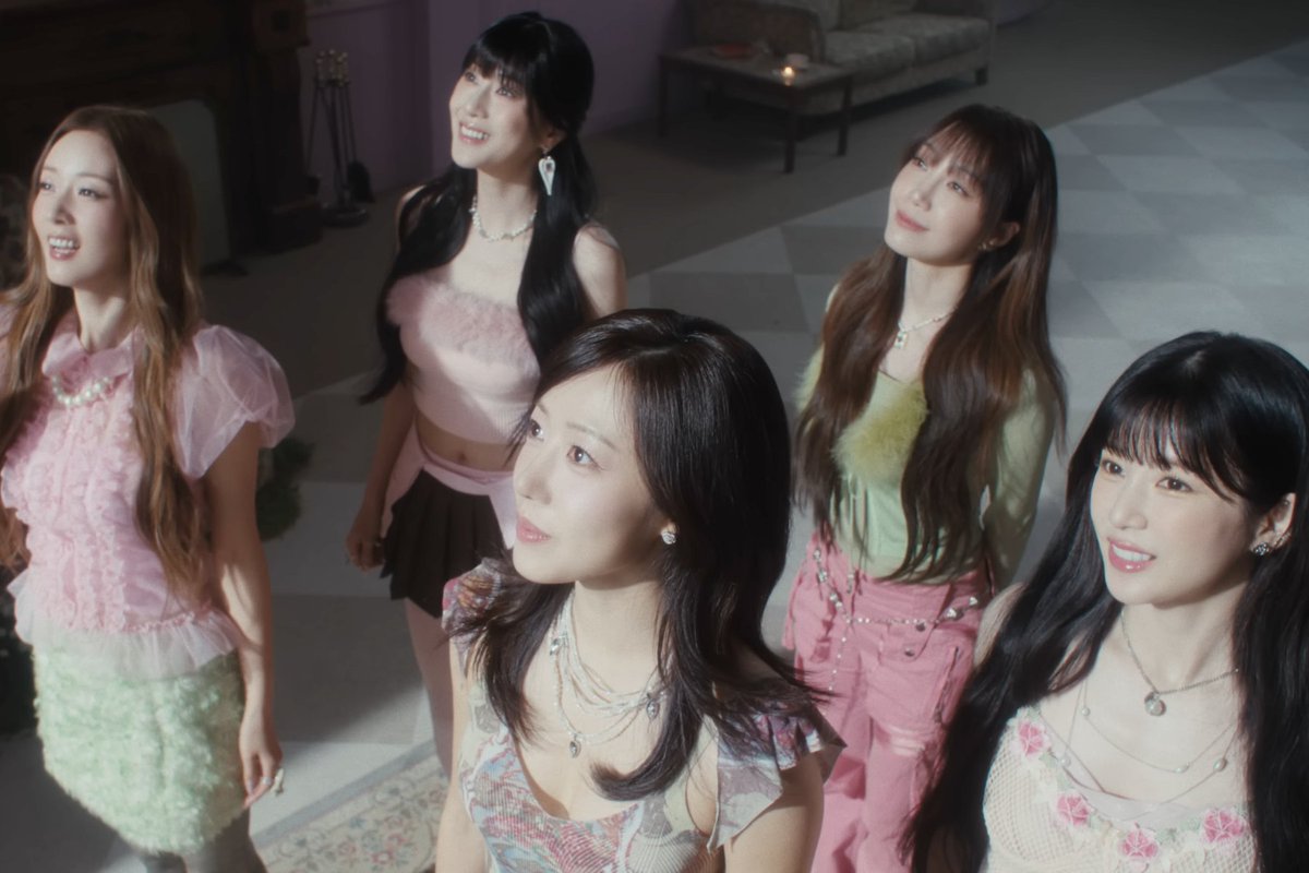 soompi's tweet image. WATCH: #Apink Brings Warmth And Comfort In "Love Me More" Comeback MV
soompi.com/article/180571…